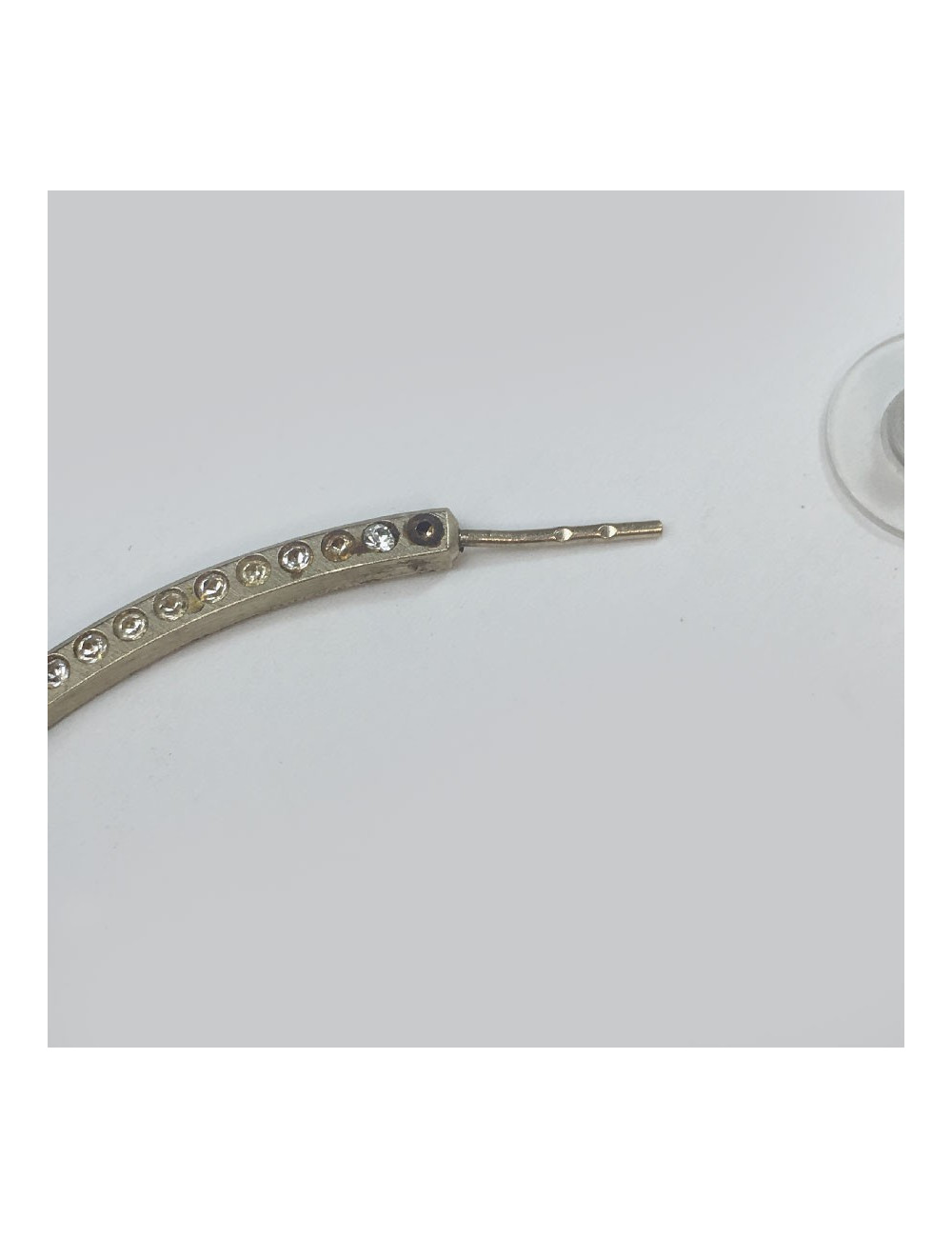 Créoles CHANEL en métal or pâle et strass