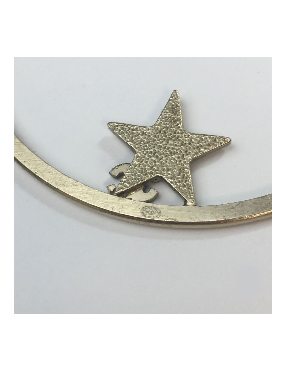 Créoles CHANEL en métal or pâle et strass