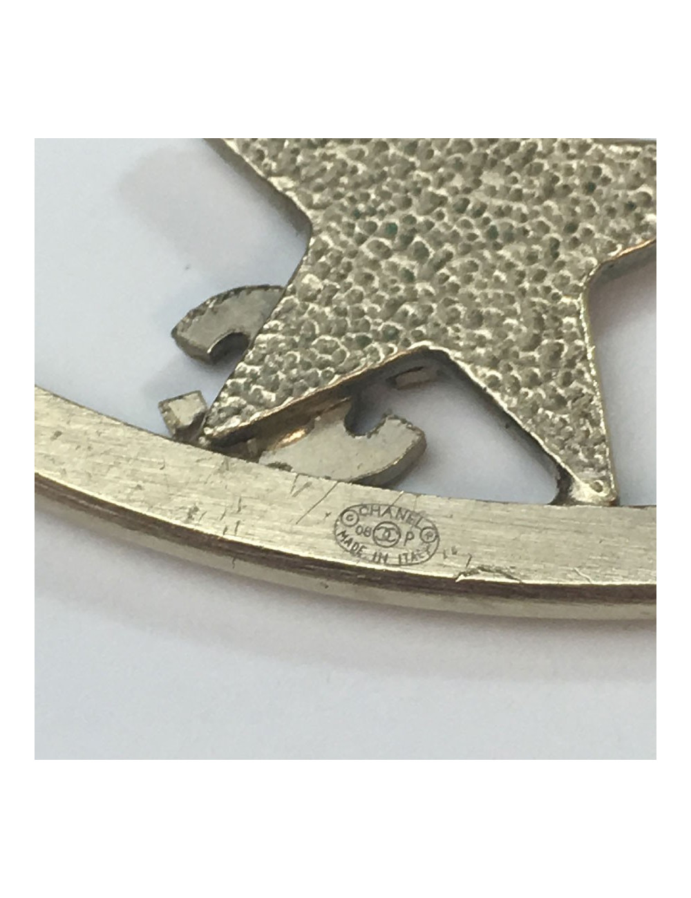 Créoles CHANEL en métal or pâle et strass