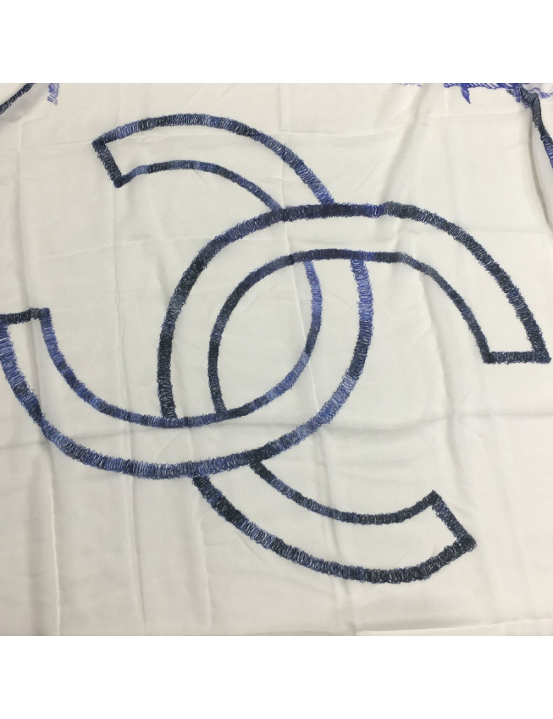 Châle CHANEL en modal et soie bleu et écru 