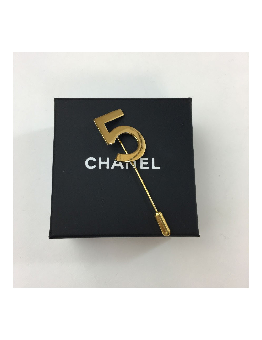 Epingle CHANEL "5" en métal doré