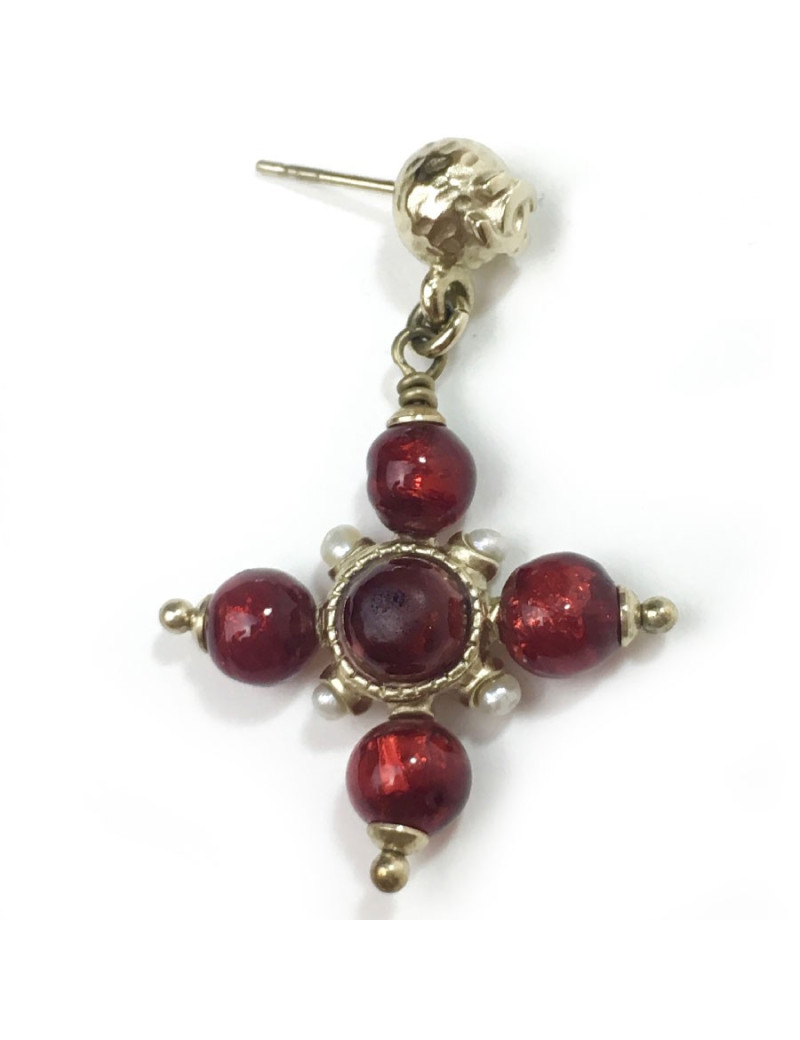Boucles d'oreille clous Chanel perles rouges et nacrées