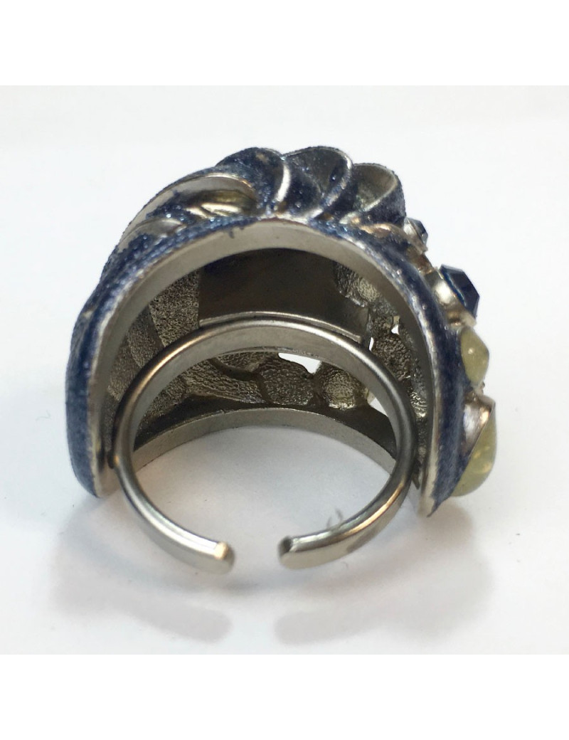 Bague de défilé attribuée à CHANEL T51 en métal argenté et strass