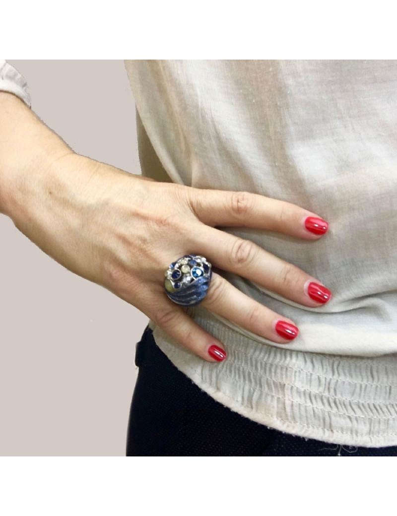 Bague de défilé attribuée à CHANEL T51 en métal argenté et strass