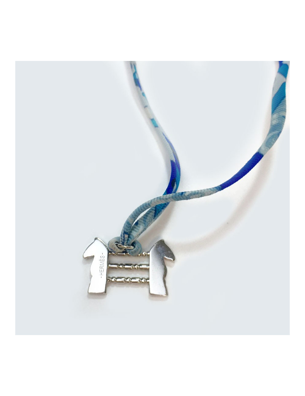 Collier-bracelet HERMES lien en soie multicolore et pendentif  argenté