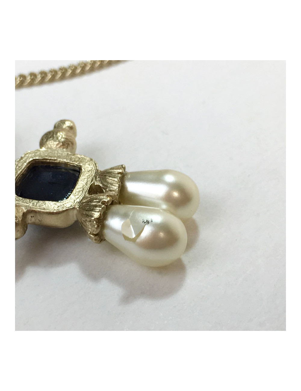 Pendentif et chaîne CHANEL 