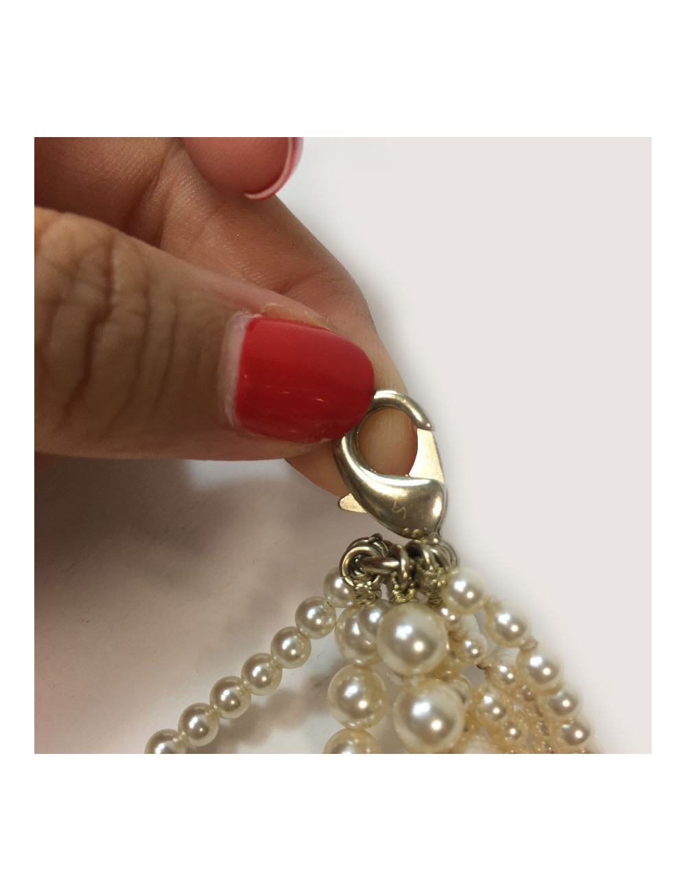 Sautoir multirangs CHANEL en perles nacrées et CC doré