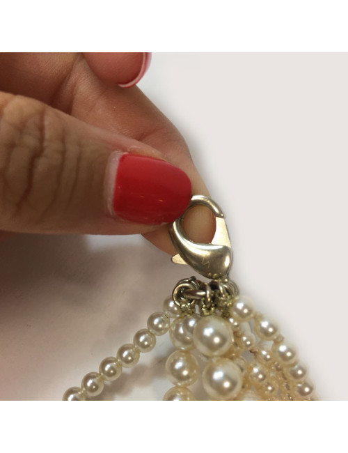 Sautoir multirangs CHANEL en perles nacrées et CC doré