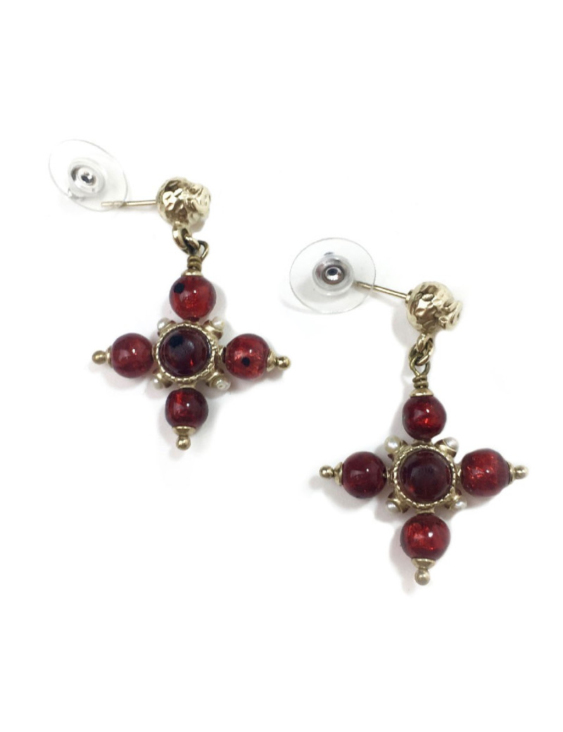 Boucles d'oreille clous Chanel perles rouges et nacrées