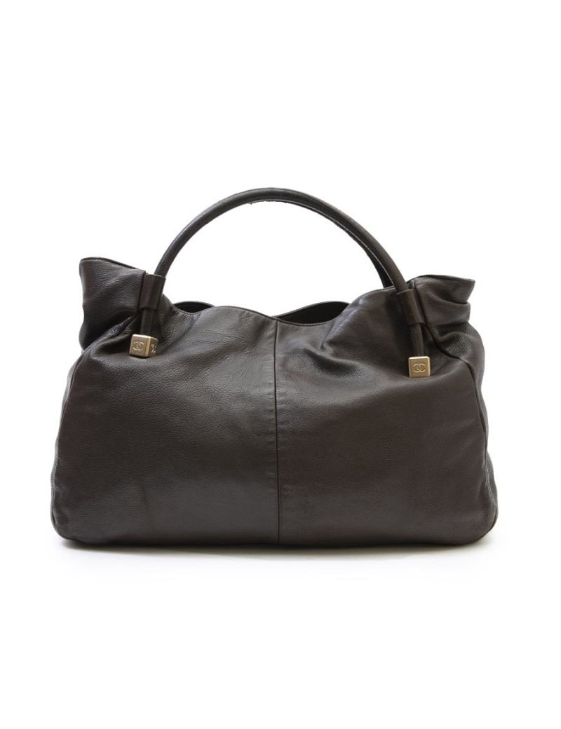 Sac besace CHANEL en cuir marron