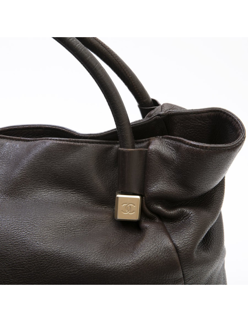 Sac besace CHANEL en cuir marron foncé