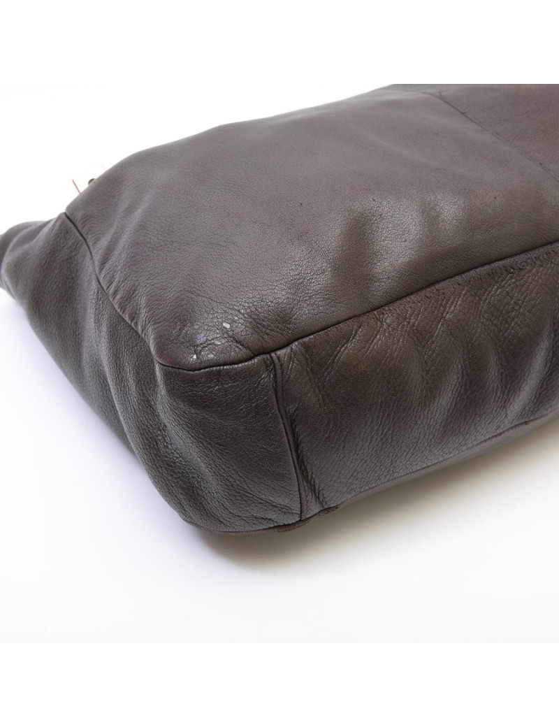 Sac besace CHANEL en cuir marron foncé