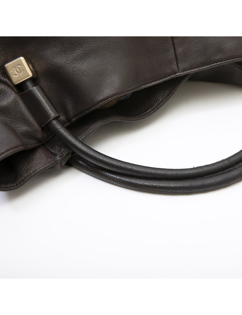 Sac besace CHANEL en cuir marron foncé