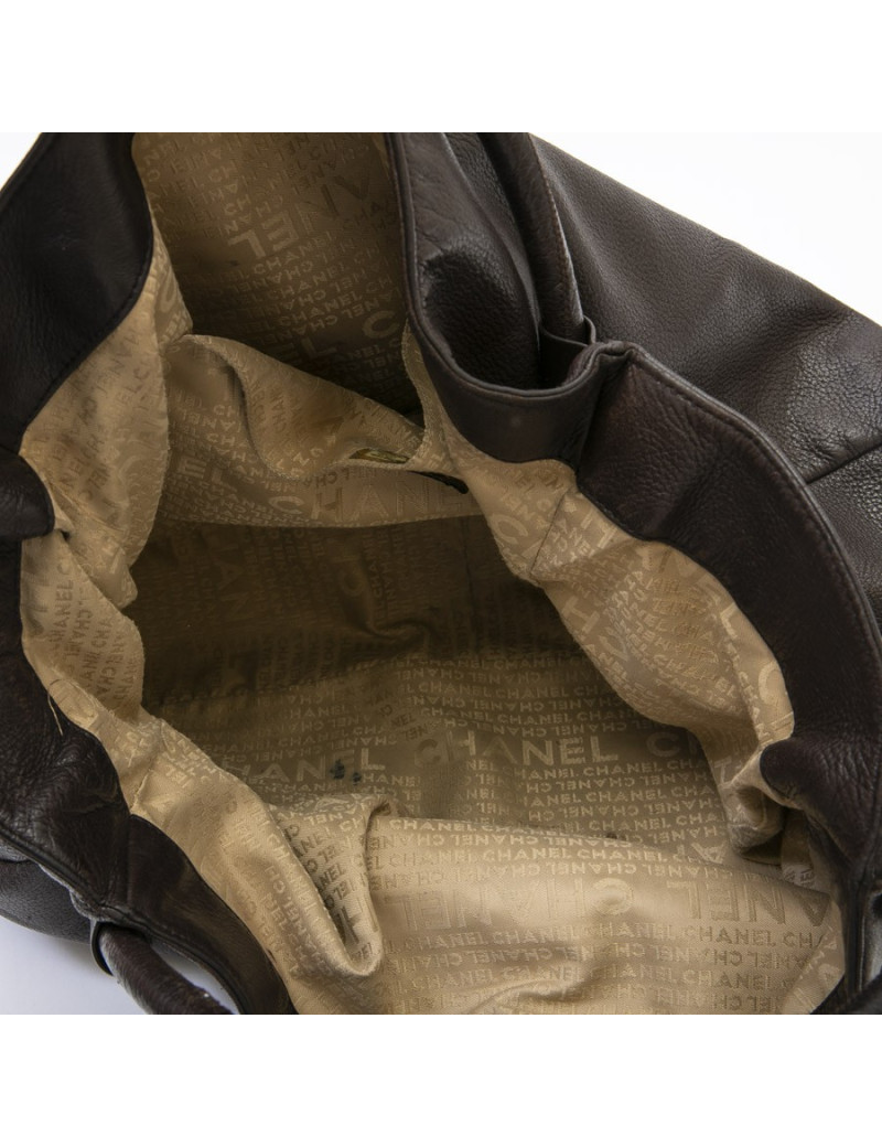 Sac besace CHANEL en cuir marron foncé