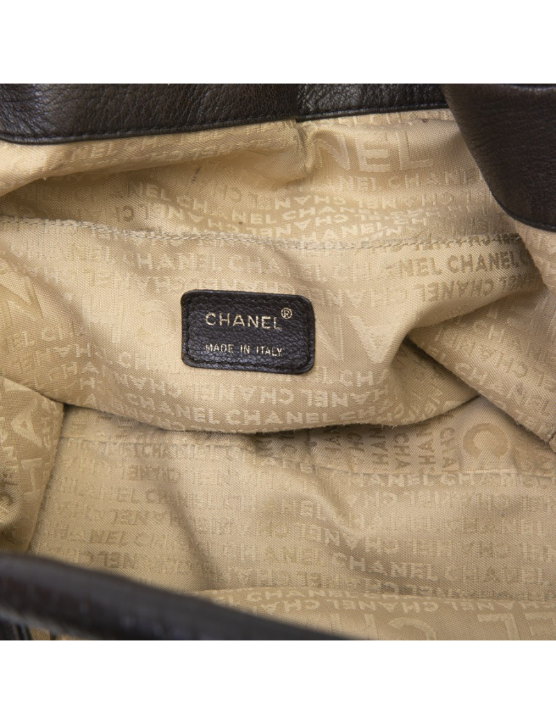 Sac besace CHANEL en cuir marron foncé