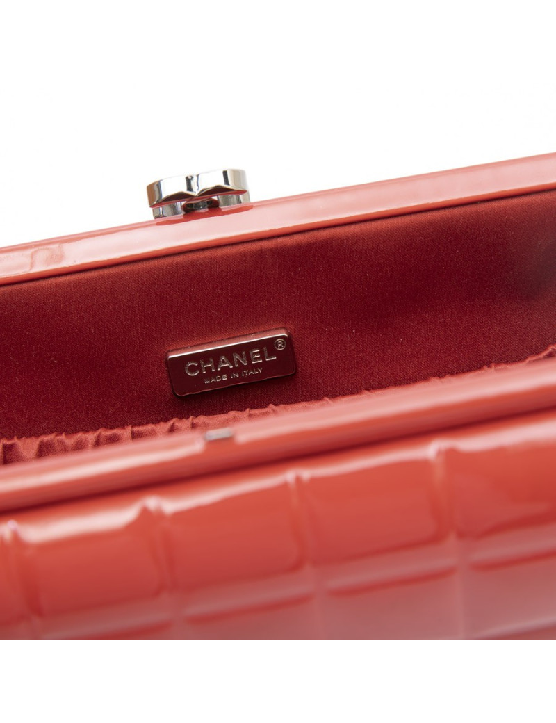 CHANEL clutch in red patent leather