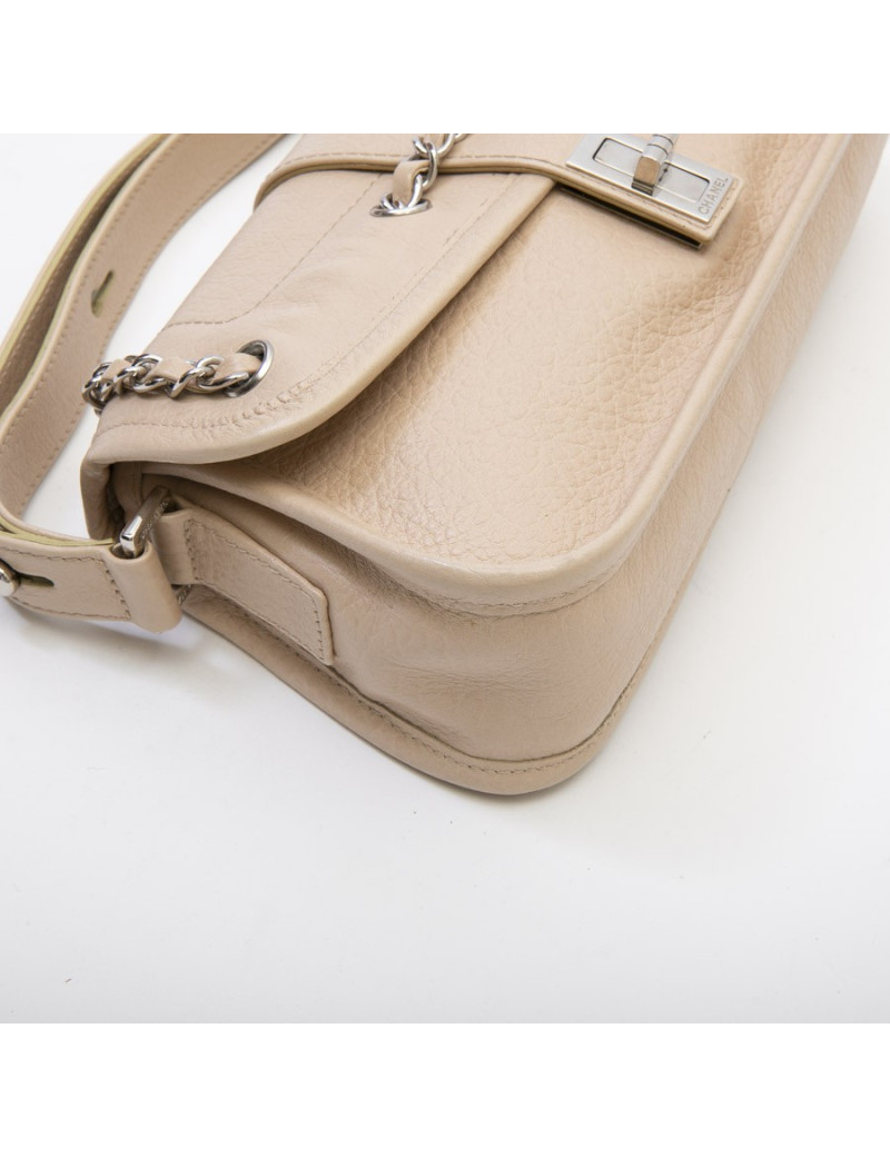 CHANEL bag in beige grained leather and 2.55 clasp