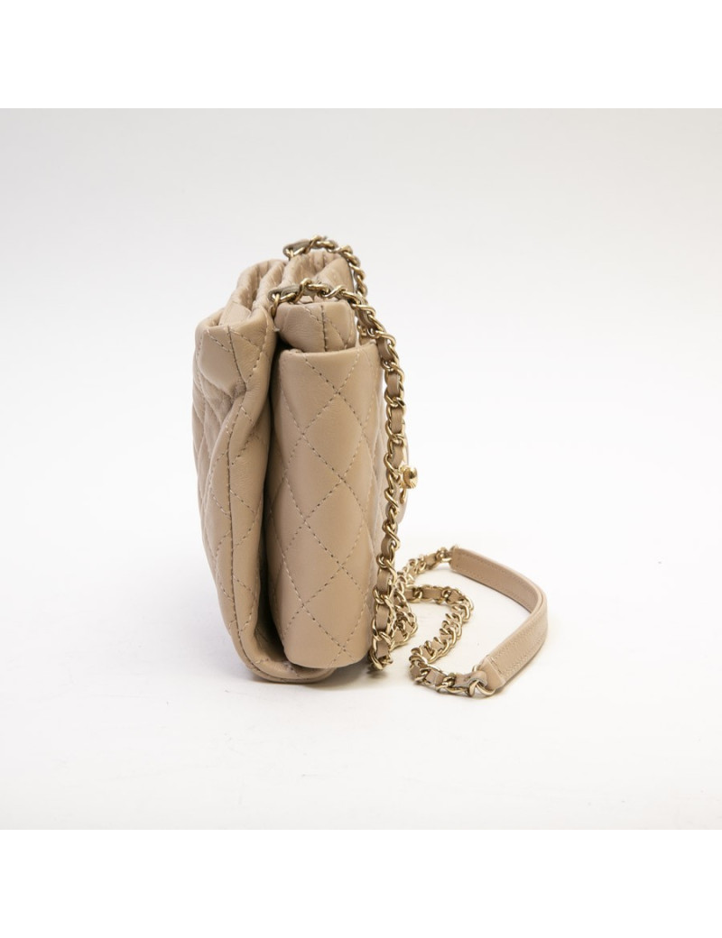 Sac pochette CHANEL en cuir d'agneau beige rosé