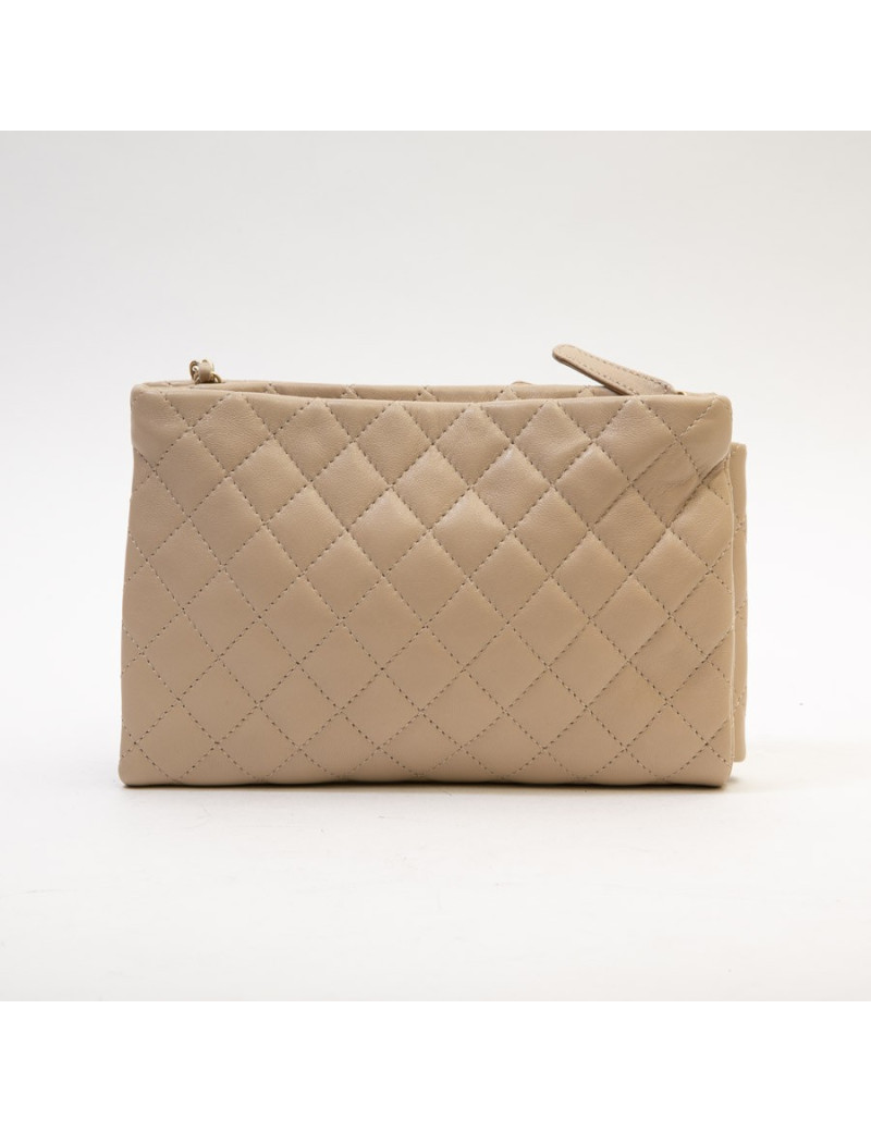 Sac pochette CHANEL en cuir d'agneau beige rosé