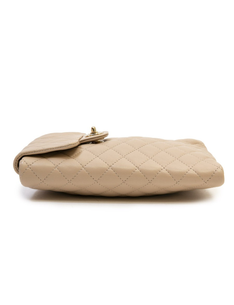 Sac pochette CHANEL en cuir d'agneau beige rosé