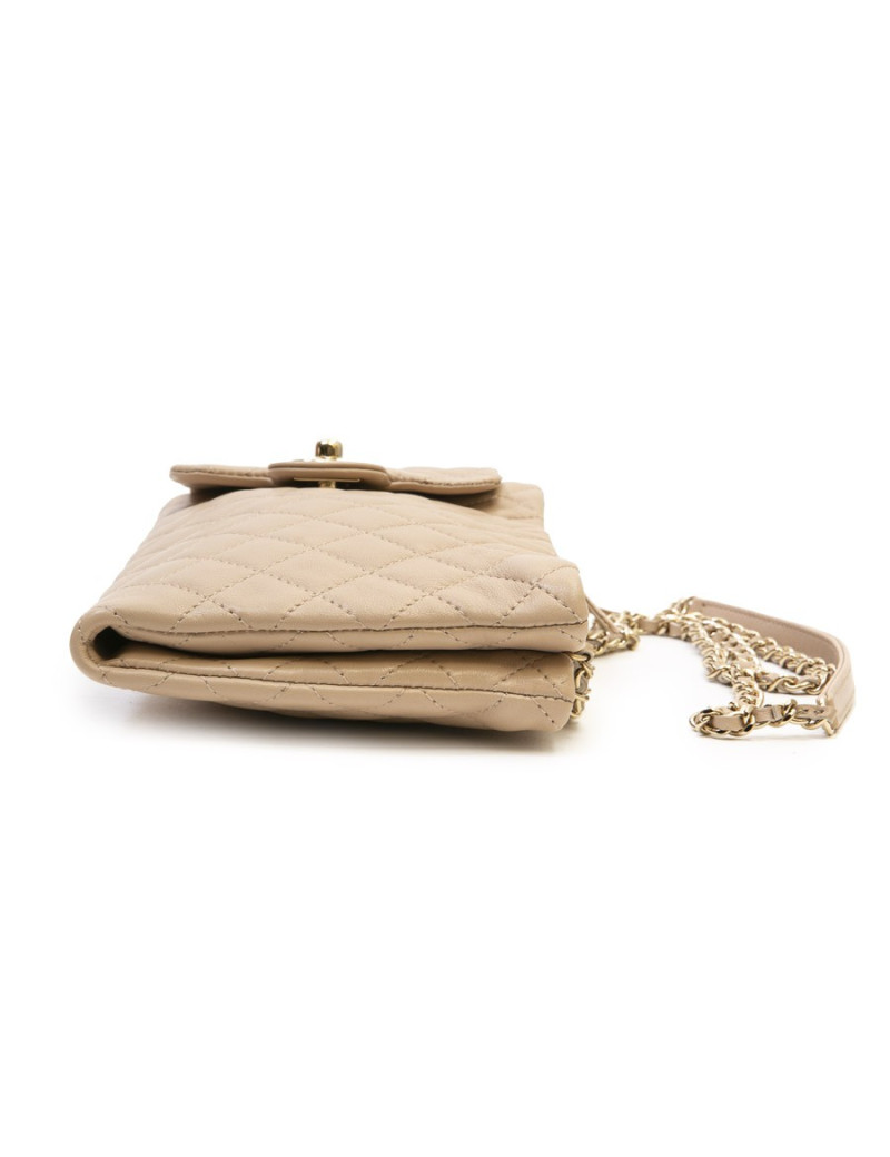 Sac pochette CHANEL en cuir d'agneau beige rosé