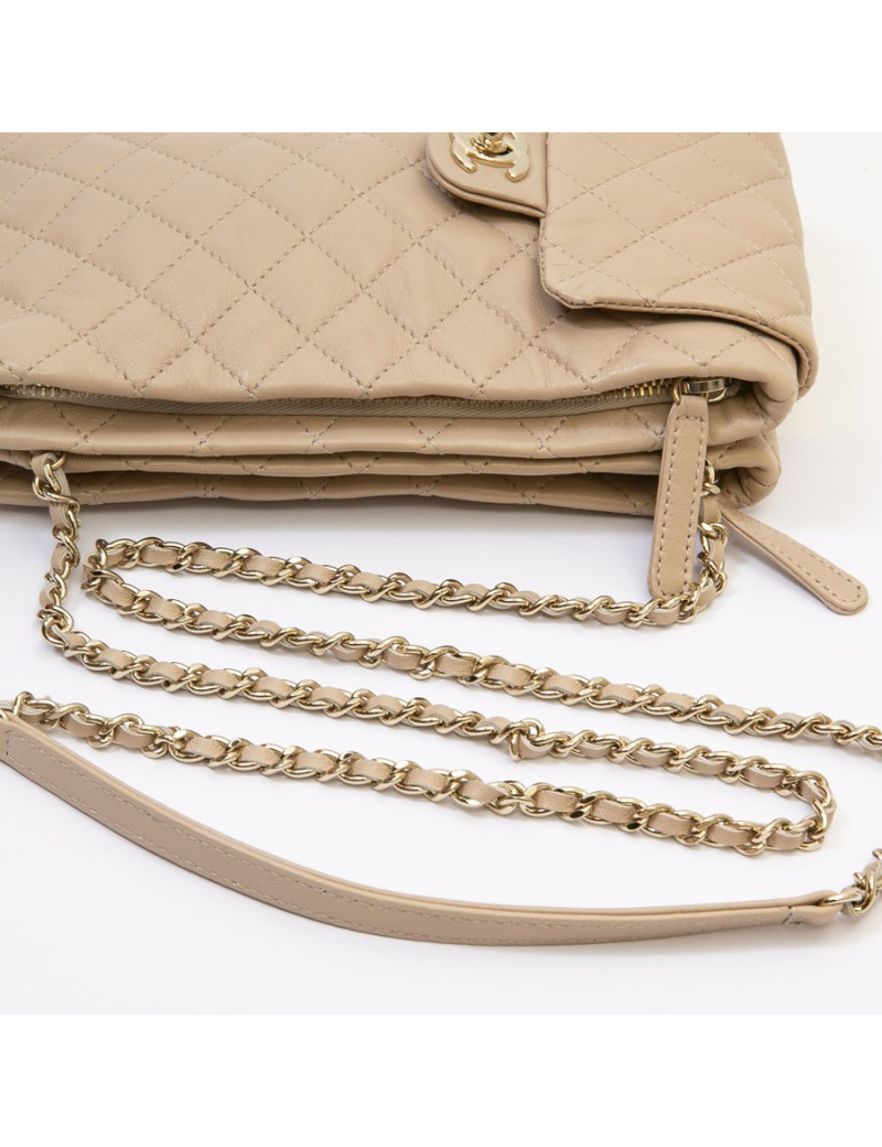 Sac pochette CHANEL en cuir d'agneau beige rosé