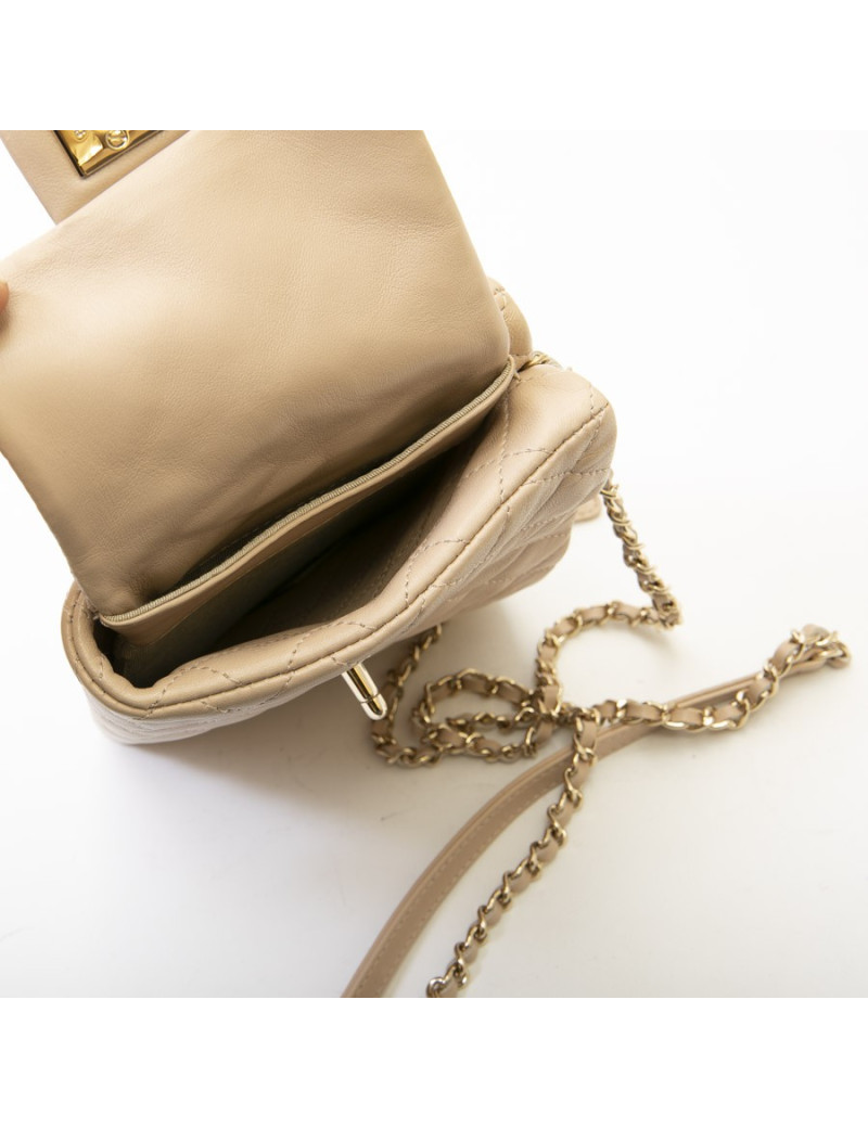 Sac pochette CHANEL en cuir d'agneau beige rosé