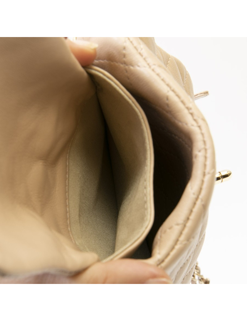 Sac pochette CHANEL en cuir d'agneau beige rosé