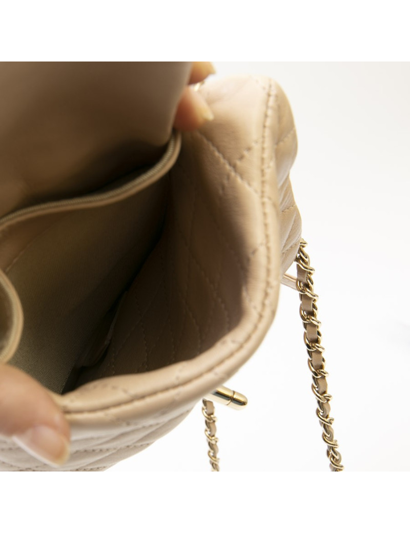 Sac pochette CHANEL en cuir d'agneau beige rosé