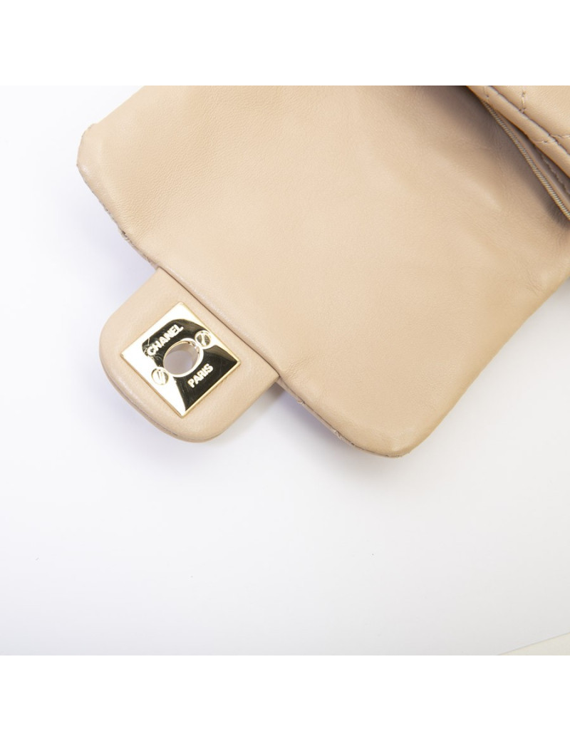 Sac pochette CHANEL en cuir d'agneau beige rosé