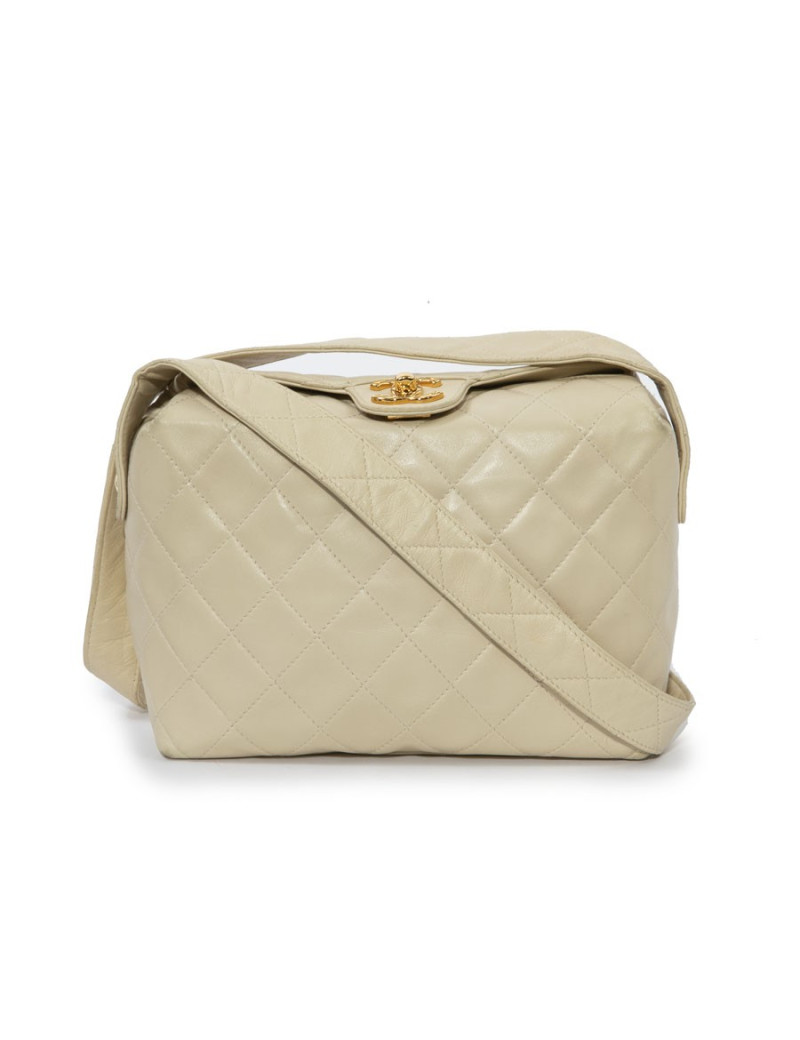 Sac besace CHANEL cuir d'agneau souple matelassé beige