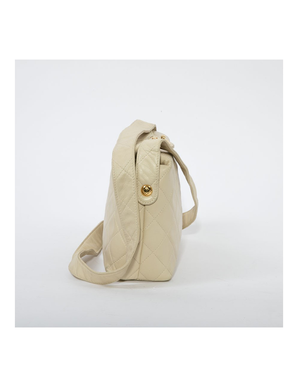 Sac besace CHANEL cuir d'agneau souple matelassé beige