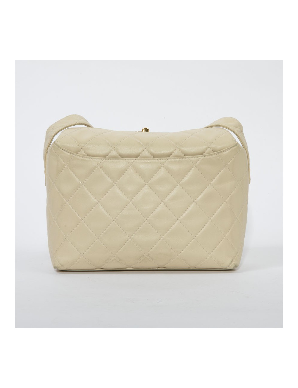 Sac besace CHANEL cuir d'agneau souple matelassé beige