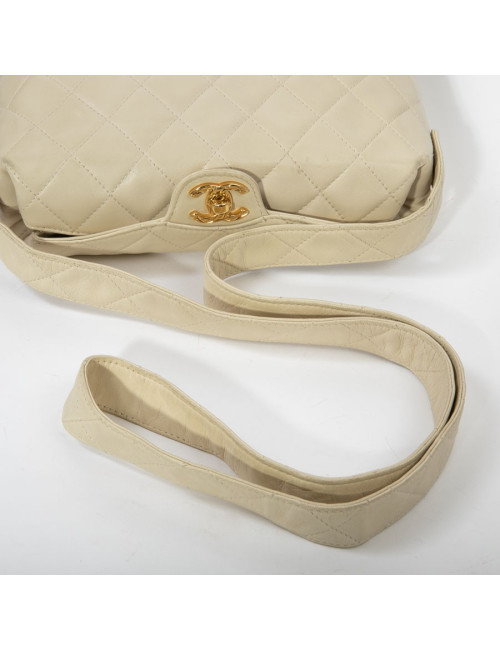 Sac besace CHANEL cuir d'agneau souple matelassé beige