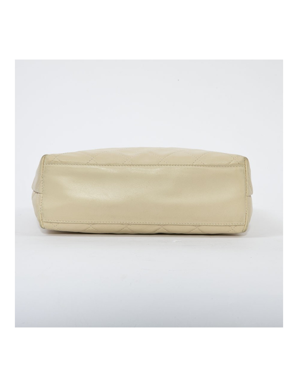 Sac besace CHANEL cuir d'agneau souple matelassé beige