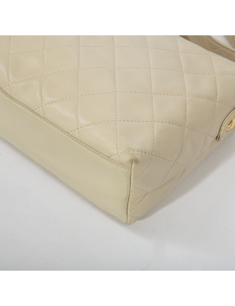 Sac besace CHANEL cuir d'agneau souple matelassé beige
