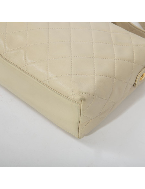 Sac besace CHANEL cuir d'agneau souple matelassé beige