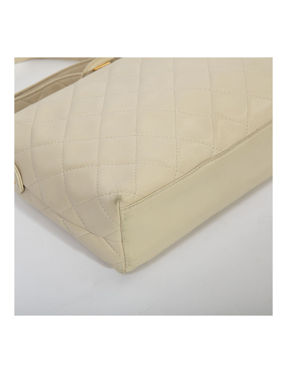 Sac besace CHANEL cuir d'agneau souple matelassé beige