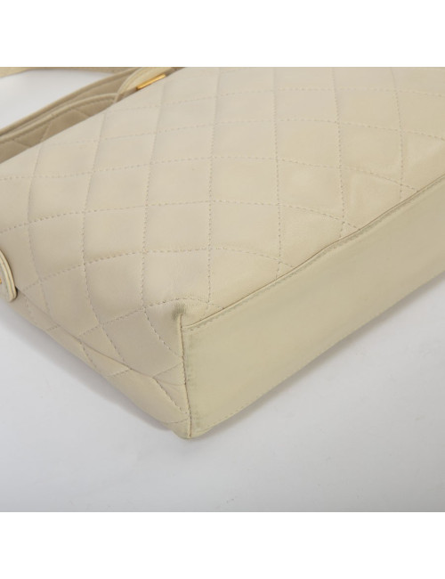 Sac besace CHANEL cuir d'agneau souple matelassé beige