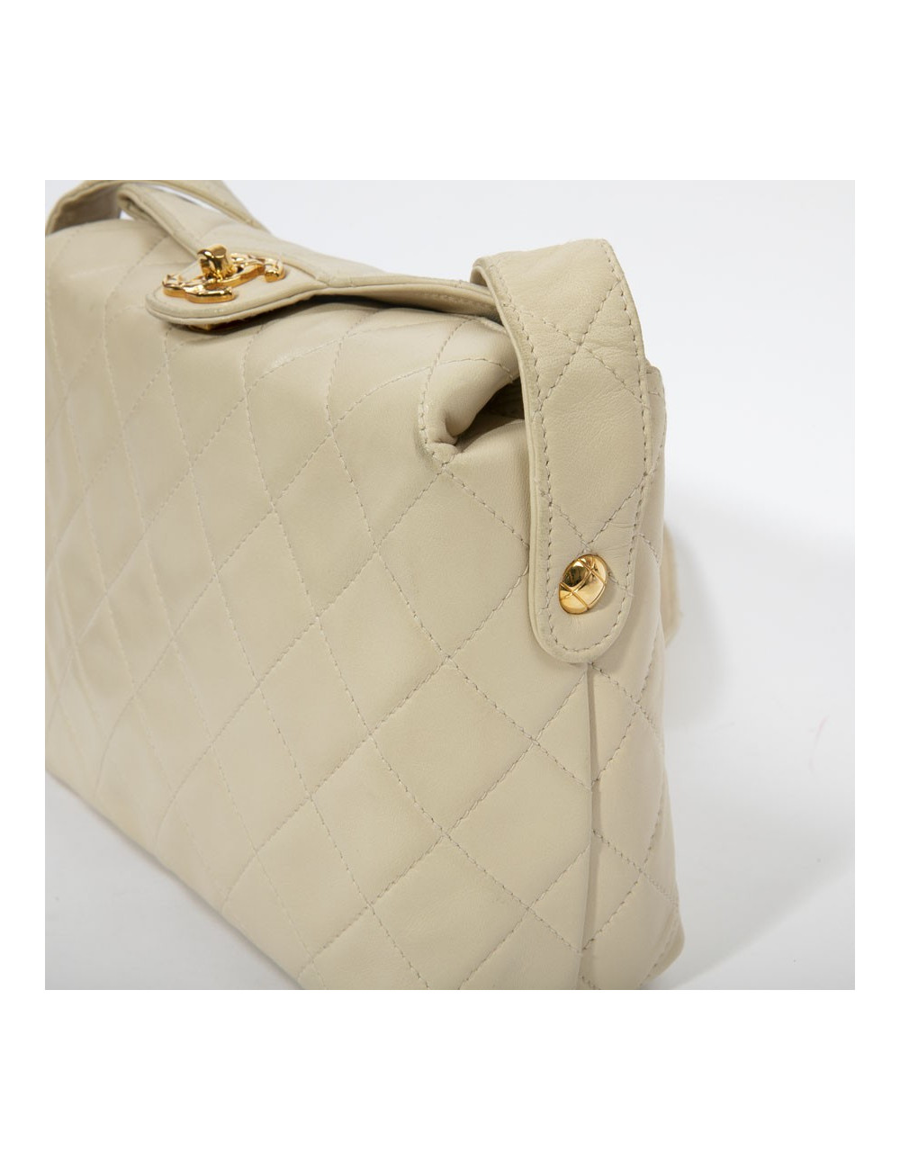 Sac besace CHANEL cuir d'agneau souple matelassé beige