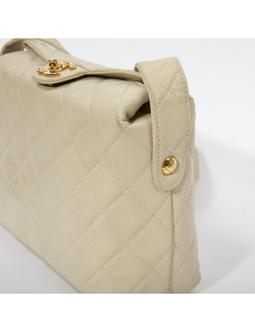 Sac besace CHANEL cuir d'agneau souple matelassé beige
