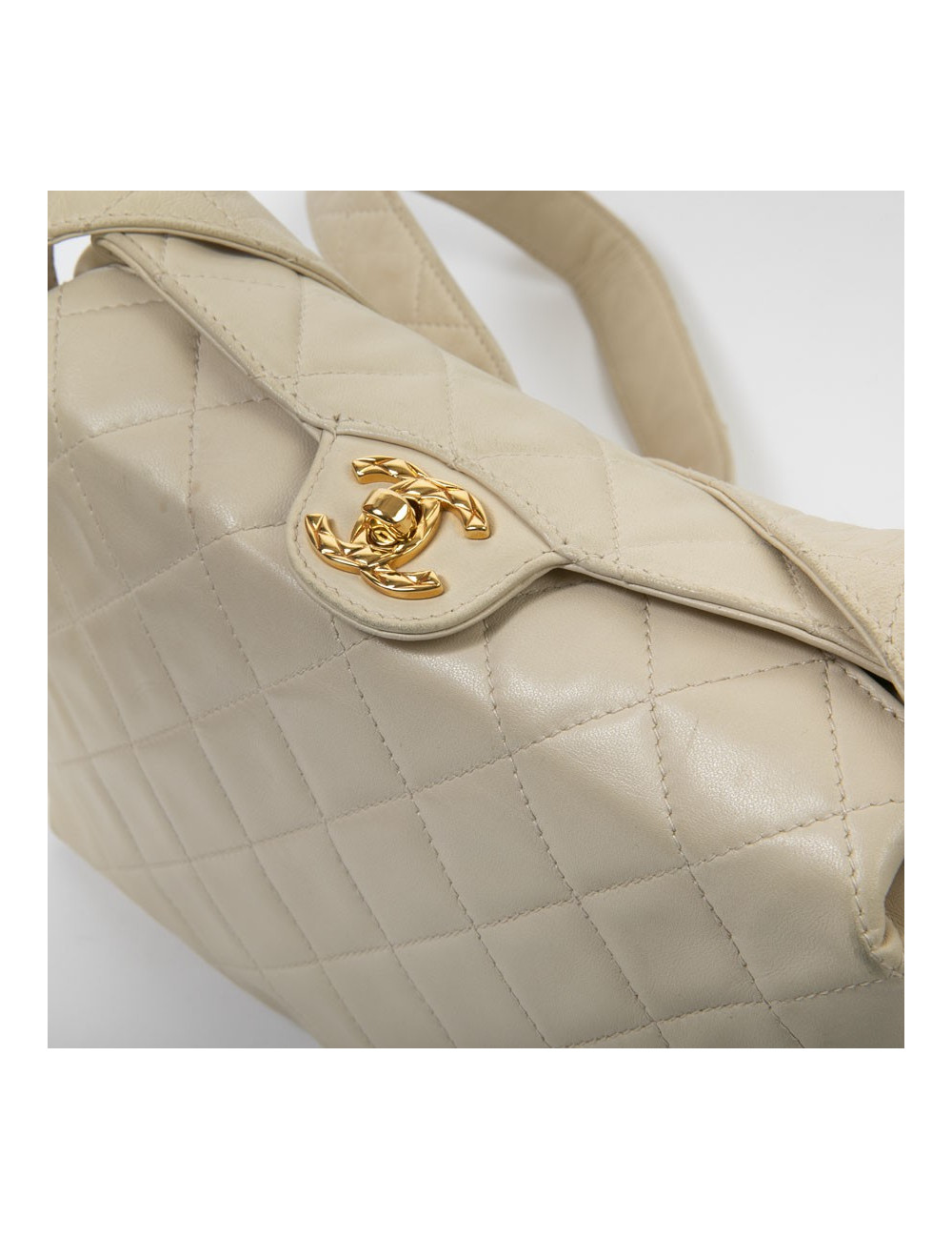 Sac besace CHANEL cuir d'agneau souple matelassé beige