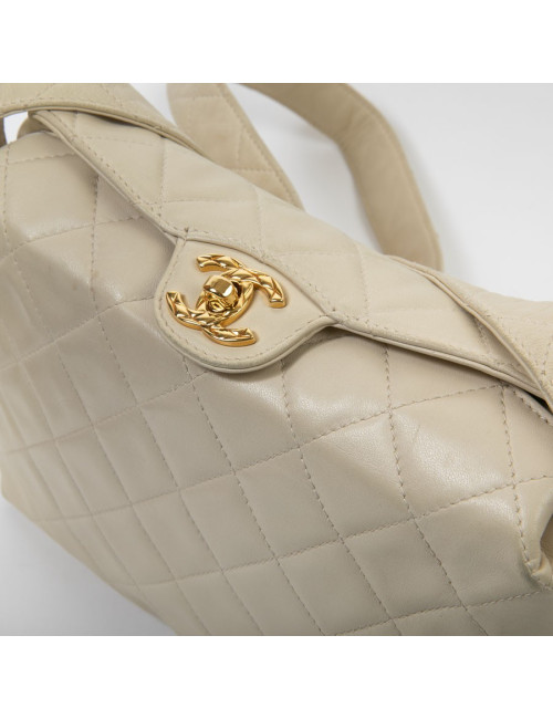 Sac besace CHANEL cuir d'agneau souple matelassé beige