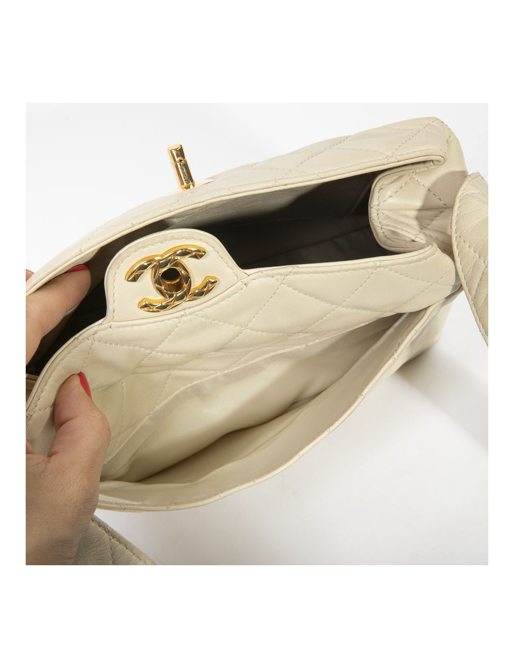 Sac besace CHANEL cuir d'agneau souple matelassé beige