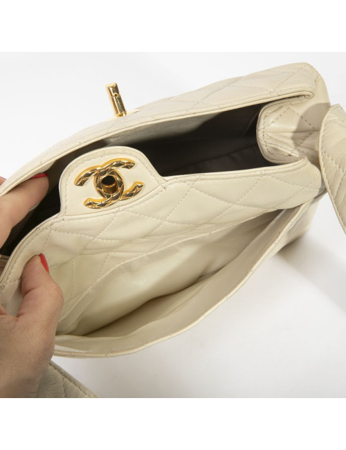 Sac besace CHANEL cuir d'agneau souple matelassé beige