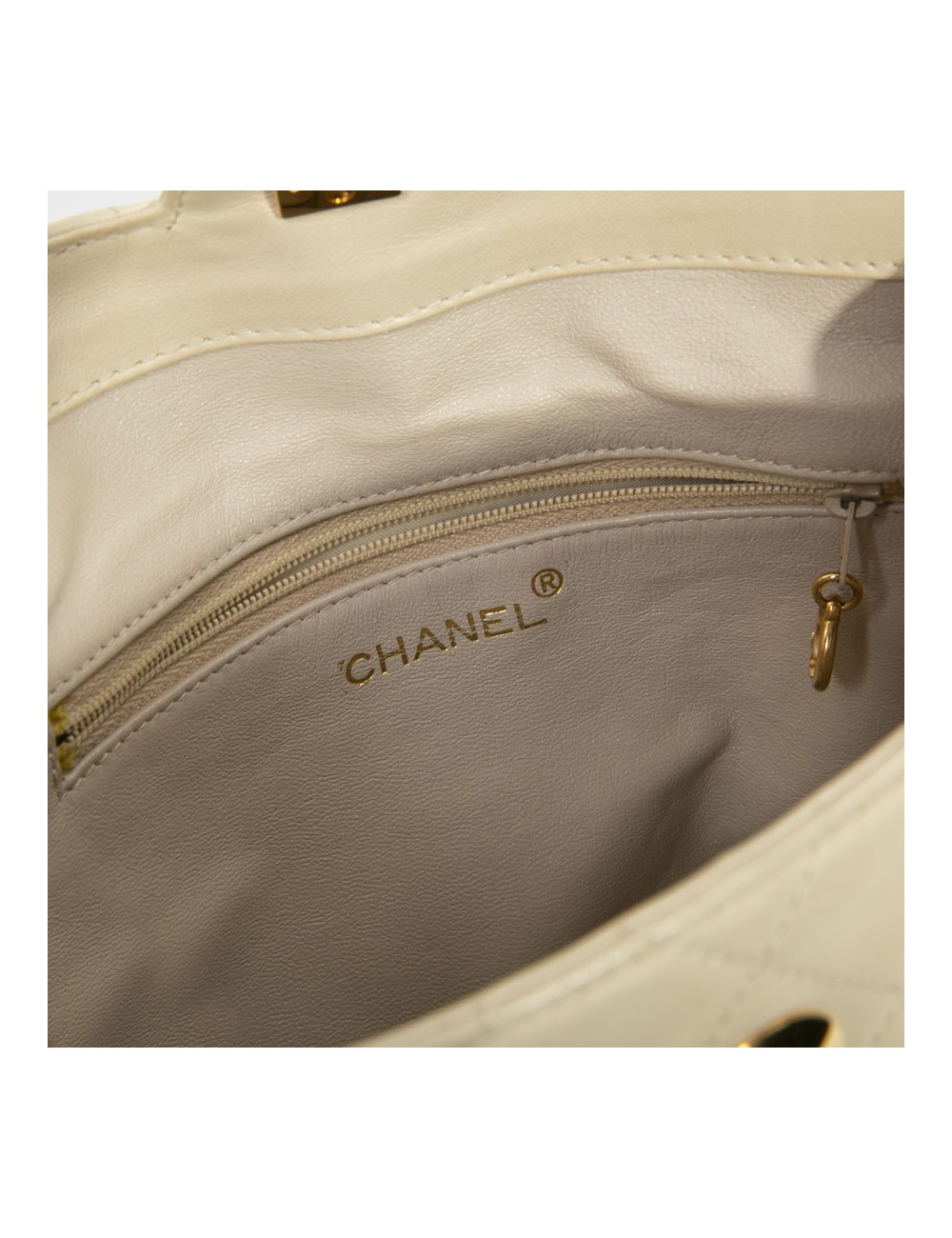 Sac besace CHANEL cuir d'agneau souple matelassé beige