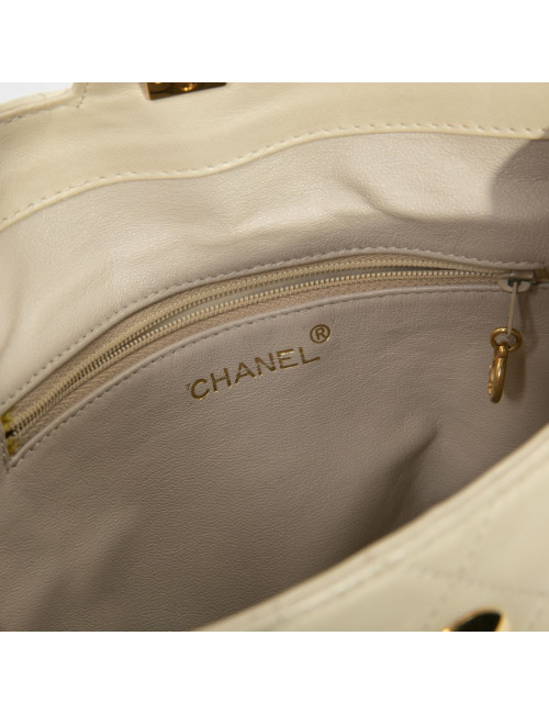 Sac besace CHANEL cuir d'agneau souple matelassé beige