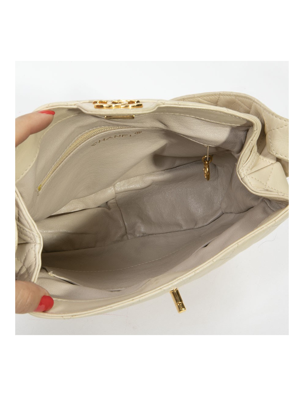 Sac besace CHANEL cuir d'agneau souple matelassé beige