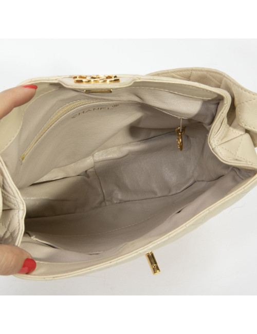Sac besace CHANEL cuir d'agneau souple matelassé beige
