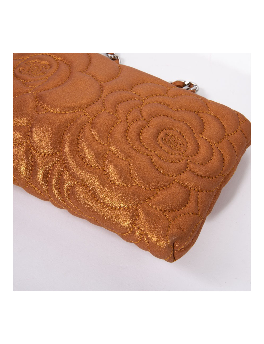 Pochette CHANEL cuir de veau velours irisé brodé camélias orange cuivré